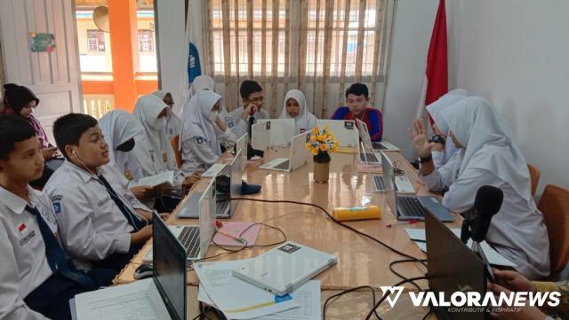 Siswa SMPN 5 Padang Panjang, terhubung secara daring dengan rekannya dari Naval Base Secondary, Singapura. Kegiatan berbagi pengetahuan antarnegara pada Selasa ini, merupakan program Online Exchange Programe Indonesia-Singapore. (kominfo)