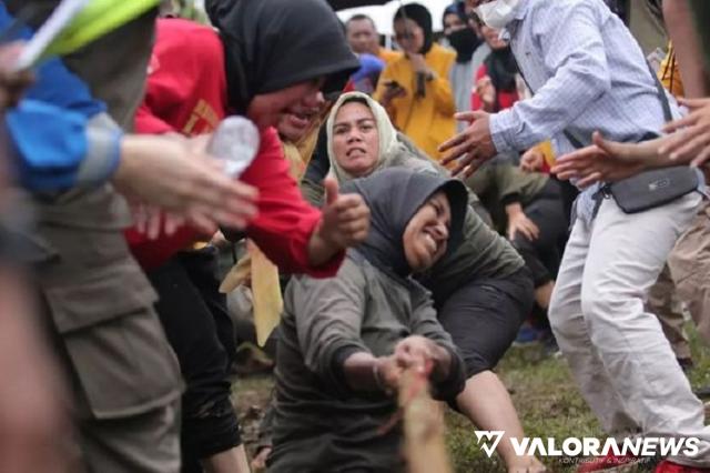 Personel wanita Satpol PP Padang, berhasil mengalahkan skuad Dinas Sosial dalam lomba tarik tambang dalam rangka memeriahan HUT Korpri ke-51, di halaman upacara balai kota, Jumat. (humas)
