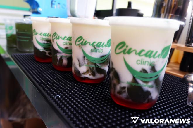 Es cincau hijau yang telah dikemas secara hygenis dan modern. Dengan label Cincau Clinic, minuman tradisi ini siap jadi pesaing minuman import.