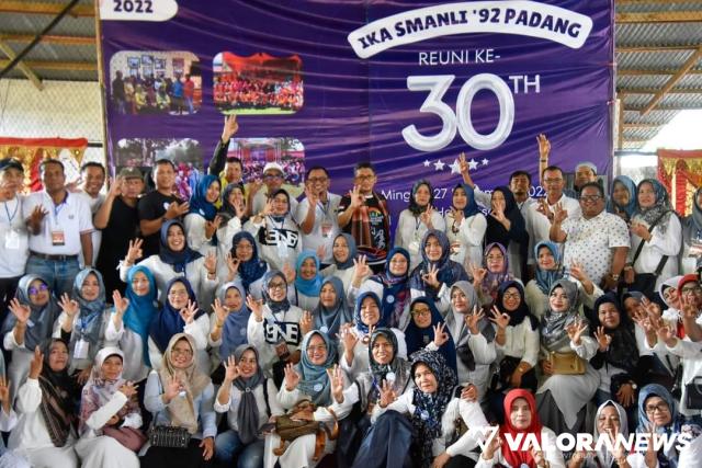Wako Padang, Hendri Septa foto bersama dengan peserta Reuni Akbar ke-30 tahun Ikatan Alumi SMA 5 (IKA-SMANLI) Padang angkatan 1992, di Hall Futsal depan SMAN 5 Padang, Ahad. (humas)