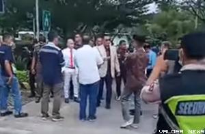 Bupati Solok, Epyardi Asda marah-marah di halaman pabrik Aqua di Jorong Kayu Aro, Kabupaten Solok, Sumatera Barat, Kamis.
