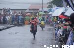 Para pembalap saling beradu cepat di tengah guyuran hujan dalam gelaran Wali Kota Cup Padang Panjang Open Road Championship 2020 di sirkuit NP Bukit Surungan, Ahad. (kominfo)
