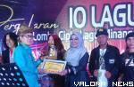 Rika Amir menerima piagam penghargaan atas karya lagunya berjudul Pasan Mande yang berhasil masuk 10 lagu terbaik Lomba Cipta Lagu Minang Tingkat Nasional 2022. (dok st22)