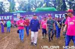 Wabup Pasbar, Risnawanto tinjau arena Motocross Grasstrack di Sirkuit Permanen HIC Padang Tujuh, Nagari Aua Kuniang, Kecamatan Pasaman, Sabtu. (robi irwan)