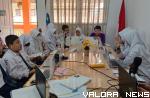 Siswa SMPN 5 Padang Panjang, terhubung secara daring dengan rekannya dari Naval Base Secondary, Singapura. Kegiatan berbagi pengetahuan antarnegara pada Selasa ini, merupakan program Online Exchange Programe Indonesia-Singapore. (kominfo)
