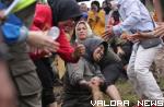Personel wanita Satpol PP Padang, berhasil mengalahkan skuad Dinas Sosial dalam lomba tarik tambang dalam rangka memeriahan HUT Korpri ke-51, di halaman upacara balai kota, Jumat. (humas)