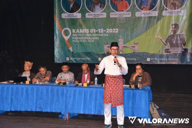 Sastrawan dari sejumlah negara di Asia Tenggara saat berdiskusi tentang Isu Sastra Asia Tenggara di kampus ISI Padang Panjang, Kamis. (kominfo)