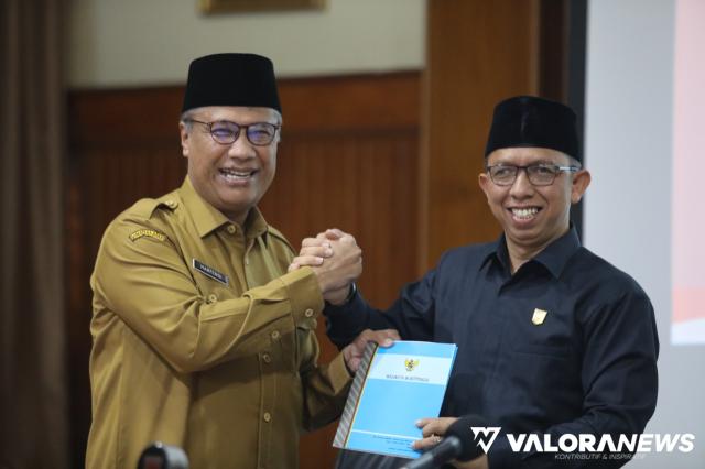Wakil Wali Kota Bukittinggi, Marfendi menerima draft dua Ranperda inisiatif DPRD dari Wakil Ketua Nur Asra, pada rapat paripurna yang digelar Senin. (hamriadi)