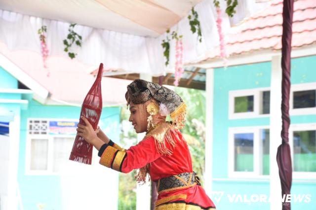 Seorang peserta didik SLB Baso, Ferziola Indrali unjuk kebolehan pada acara Panen Karya Sekolah Penggerak di SLB Baso, Sabtu. Ferziola merupakan juara 1 PeSONas 2022 pada nomor tari daerah dengan membawakan tari yang berjudul &quot;Tari Rang Palukah.&quot; (humas)
