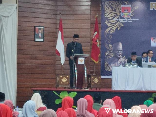 Wali Kota Bukittinggi, Erman Safar memberikan sambutan pada rapat paripurna istimewa DPRD Bukittinggi dalam rangka Hari Jadi Kota (HJK) ke-238, Kamis. (hamriadi)