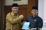 Wakil Wali Kota Bukittinggi, Marfendi menerima draft dua Ranperda inisiatif DPRD dari Wakil Ketua Nur Asra, pada rapat paripurna yang digelar Senin. (hamriadi)