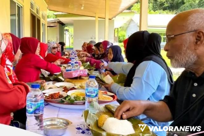 Sebanyak 30 orang wisatawan asal Malaysia, menikmati menu makan siang dengan penyajian menggunakan daun pisang, saat mengikuti program &#039;One Day Atraction&#039; di kelurahan Silba, Padang Panjang, Sabtu. (kominfo)