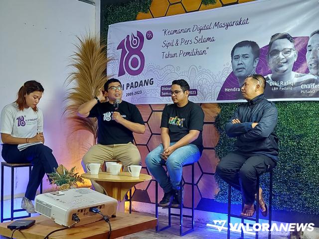 AJI Padang gelar diskusi publik dengan menghadirkan narasumber Senior AJI Padang sekaligus Ketua MPO AJI Indonesia, Hendra Makmur, Charles Simabura (akademisi Unand) dan Diki Rafiqi (LBH Padang). (istimewa)