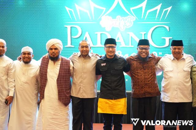 Wagub Sumbar, Audy Joinaldy bersama Arie Untung (founder Hijrahfest) serta para ulama, foto bersama usai pembukaan Hijrahfest Padang bertemakan &quot;Pulang Basamo,&quot; di The ZHM Premier Hotel Padang, Jumat. (humas)
