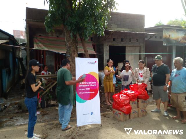 Tim tanggap bencana Indosat Ooredoo Hutchison (IOH), salurkan bantuan bagi warga terdampak banjir di Kota Menado, Selasa. (istimewa)