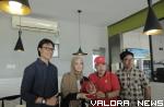 Bupati Agam, Andri Warman serahkan cenderamata pada Alya Sarah Lawindo, remaja asal Agam yang jadi guru ngaji di Amerika, Selasa. (humas)
