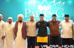 Wagub Sumbar, Audy Joinaldy bersama Arie Untung (founder Hijrahfest) serta para ulama, foto bersama usai pembukaan Hijrahfest Padang bertemakan "Pulang Basamo," di The ZHM Premier Hotel Padang, Jumat. (humas)