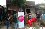 Tim tanggap bencana Indosat Ooredoo Hutchison (IOH), salurkan bantuan bagi warga terdampak banjir di Kota Menado, Selasa. (istimewa)