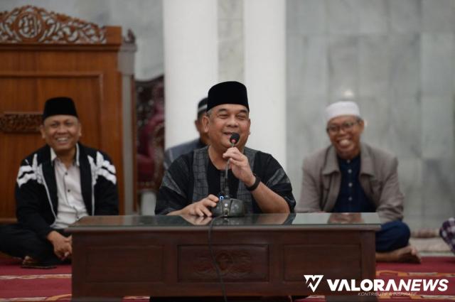 Wakil Gubernur Riau, Edy Natar Nasution saat hadir pada kegiatan GSSB yang ke-101 di Masjid Paripurna Al-Mukhlishin, Kelurahan Sukamulya, Kecamatan Sail, Pekanbaru, Sabtu. (humas)