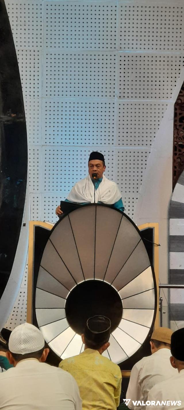 Ustad Bachtiar Nasir (UBN) dalam kegiatan rutin bulanan Subuh Mubarokah, yang diawali dengan shalat subuh berjamaah, di Masjid Raya Sumatera Barat, Ahad. (humas)