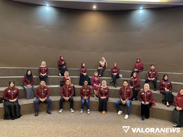 Ketua DPW HIPAPI Sumatera Barat, Wilda Qudsi Mirawati foto bersama dengan pengurus dan 19 orang anggota baru HIPAPI Sumbar, di Youth Center Kota Padang, Rabu (8/2/2023). (istimewa)