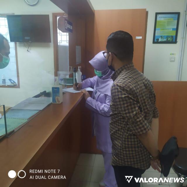 Proses penyelesaian administrasi pengobatan bayi berusia lima bulan yang mengidap Tetralogy of Fallot (ToF) di RS M Djamil Padang. (humas)