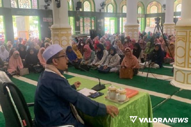 Mubaligh Kota Bukittinggi, Ustadz Syamsul Bahri bicara tentang amalan selama bulan Syakban pada  wirid mingguan Korpri Kabupaten Agam, di Masjid Agung Nurul Falah, Lubuk Basung, Jumat pagi. (humas)