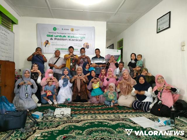 Plt Direktur A Yani Women and Children Clinic, dr Winanda MARS berfoto bersama dengan peserta kegiatan Sharing dan Hearing di Rumah Singgah Pasien IZI, Sabtu (25/2/2023). (veri rikiyanto)