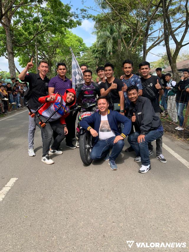 Pembalap Hoki Motor Juarai Kelas Bebek 2 Tak Standar 120 cc terbuka, Febi Am bersama owner Hoki Motor, Angga Kurniawan dan crew, foto bersama usai berhasil jadi yang tercepat di ajang Sudirman Cup Race Series 1 Bukittinggi yang berlangsung, Ahad (26/2/202