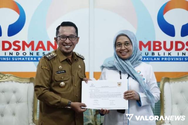 Bupati Tanah Datar, Eka Putra menerima penghargaan Kepatuhan Standar Pelayanan Publik Tahun 2022 yang diserahkan Kepala Ombudsman RI Perwakilan Sumbar, Yefri Herianti di Padang, dalam acara Penyerahan dan penyampaian Penghargaan Kepatuhan Standar Pelayana