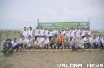 Bio Farma bersama 31 perusahaan lainnya yang tergabung dalam Forum CSR Tenant Indotaisei berkolaborasi dalam pelestarian lingkungan dengan melakukan Penanaman Mangrove di Pesisir Pantai Karawang. (humas)