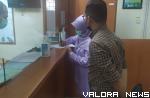 Proses penyelesaian administrasi pengobatan bayi berusia lima bulan yang mengidap Tetralogy of Fallot (ToF) di RS M Djamil Padang. (humas)