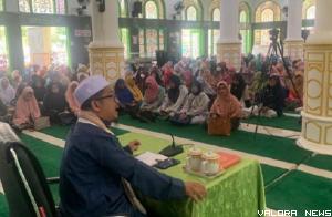 Mubaligh Kota Bukittinggi, Ustadz Syamsul Bahri bicara tentang amalan selama bulan Syakban pada  wirid mingguan Korpri Kabupaten Agam, di Masjid Agung Nurul Falah, Lubuk Basung, Jumat pagi. (humas)