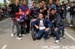 Pembalap Hoki Motor Juarai Kelas Bebek 2 Tak Standar 120 cc terbuka, Febi Am bersama owner Hoki Motor, Angga Kurniawan dan crew, foto bersama usai berhasil jadi yang tercepat di ajang Sudirman Cup Race Series 1 Bukittinggi yang berlangsung, Ahad (26/2/202