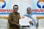 Bupati Tanah Datar, Eka Putra menerima penghargaan Kepatuhan Standar Pelayanan Publik Tahun 2022 yang diserahkan Kepala Ombudsman RI Perwakilan Sumbar, Yefri Herianti di Padang, dalam acara Penyerahan dan penyampaian Penghargaan Kepatuhan Standar Pelayana