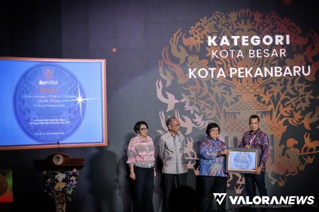 Menteri LHK RI, Prof Siti Nurbaya kepada Penjabat (Pj) Wali Kota Pekanbaru, Muflihun di Aula Manggala Wanabakti Gedung Kantor Kemen LHK, Jakarta Pusat, pada Selasa (28/2/2023). (humas)
