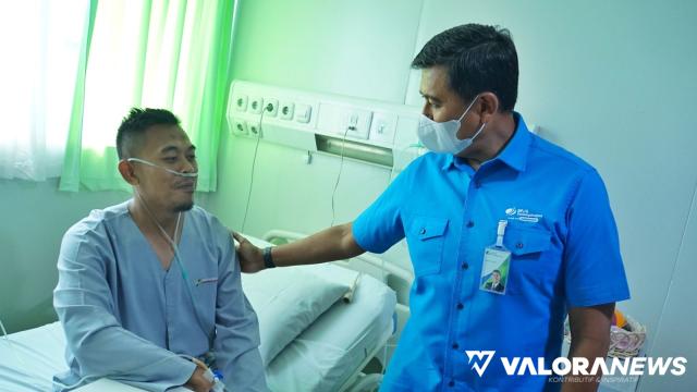Direktur Utama BPJS Ketenagakerjaan, Anggoro Eko Cahyo meninjau seorang korban musibah kebakaran Depo Pertamina, yang tengah mendapatkan perawatan di Rumah Sakit Pertamina Jaya Jakarta, Ahad. (humas)