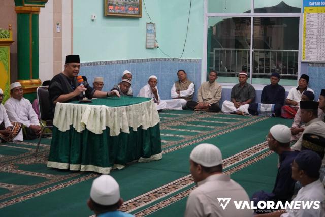 Wakil Gubernur Riau, Edy Natar memberikan sambutan pada kegiatan GSSB Pemprov Riau di Masjid Baitul Hamdi, Jl Teluk Leok PT RGM, Kelurahan Limbungan, Kecamatan Rumbai Pesisir, Pekanbaru, Sabtu pagi. (humas)