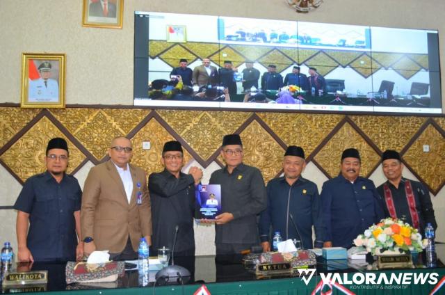 Wali Kota Padang, Hendri Septa didampingi Andree Algamar (Sekda) dan Hendrizal Azhar (Sekwan), menyerahkan buku LKPj Tahun 2022 pada Ketua DPRD Padang, Syafrial Kani didampingi tiga wakil ketua, Arnedi Yarmen, Amril Amin dan Ilham Maulana pada rapat parip