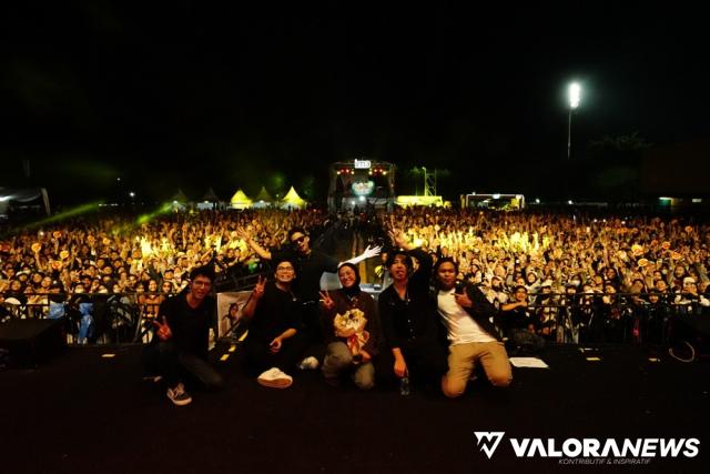 Artis yang tampil di panggung Collabonation Tour digeber di Kota Palembang, foto bersama dengan latar belakang penonton yang memadati arena Lapangan Atletik 2, Jakabaring Sport City, Palembang. (humas)
