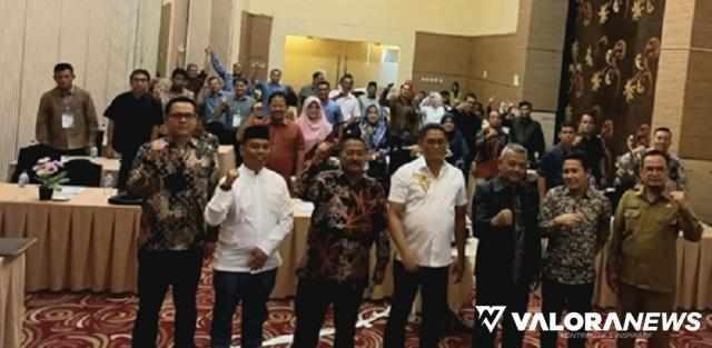 Ketua DPRD Padang, Syafrial Kani bersama Rektor Universitas Tamansiswa Padang, Sepris Yonaldi dan pimpinan serta anggota dewan lainnya, foto bersama usai pembukaan Bimtek yang digelar di Bukittinggi, 6-10 Maret 2023. (humas)