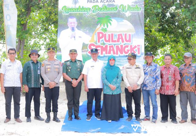 Bupati Pessel Rusma Yul Anwar bersama Forkopimda Pessel di pulau semangki, Kamis lalu. Foto: Prisman Brama Putra