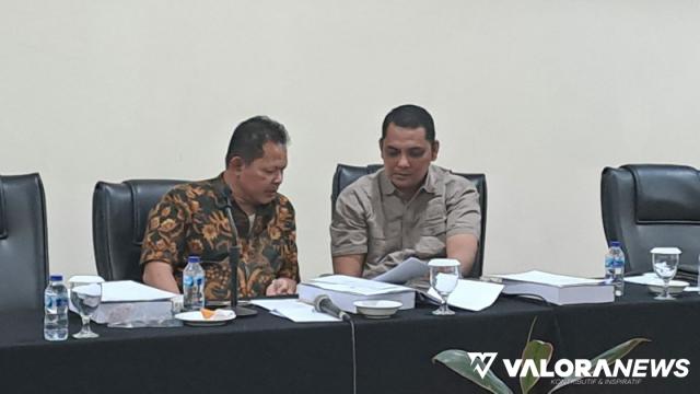 Ketua Pansus I LKPj Wali Kota Padang Tahun 2022, Djunaidy Hendri bersama Budi Syahrial (anggota Fraksi Gerindra) saat pembahasan bersama OPD terkait di Padang, Senin. (humas)