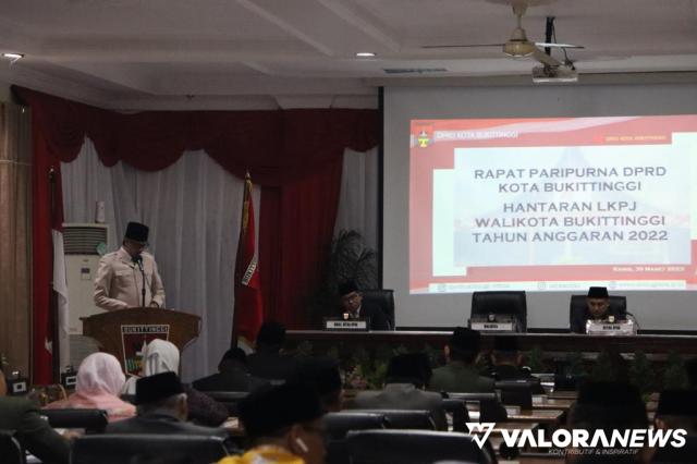 Wali Kota Bukittinggi, Erman Safar menyampaikan ringkasan Laporan Keterangan Pertanggungjawaban (LKPj) kepala daerah pada rapat paripurna yang dipimpin Ketua DPRD, Benny Yusrial, Kamis.