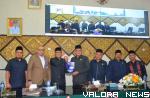 Wali Kota Padang, Hendri Septa didampingi Andree Algamar (Sekda) dan Hendrizal Azhar (Sekwan), menyerahkan buku LKPj Tahun 2022 pada Ketua DPRD Padang, Syafrial Kani didampingi tiga wakil ketua, Arnedi Yarmen, Amril Amin dan Ilham Maulana pada rapat parip