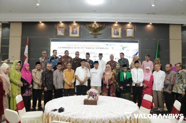 Menteri Parekraf, Sandiaga Uno bersama Gubernur Sumbar, Mahyeldi bersama Audy Joinaldy (Wagub Sumbar) serta jajaran pengurus Yarsi Sumbar dan RSI Ibnu Sina, foto bersama usai peluncuran Lembaga Wakaf Yarsi dan Penggalangan Dana Pembangunan RSI Ibnu Sina P