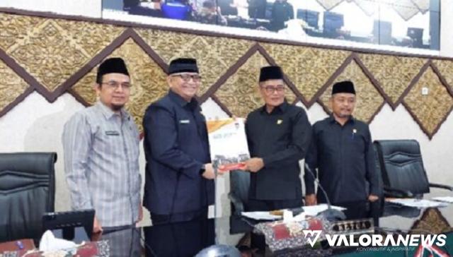 Ketua DPRD Padang, Syafrial Kani menyerahkan persetujuan fraksi atas LKPj Walikota tahun 2022 pada rapat paripurna, Selasa.