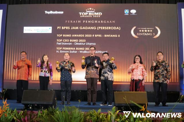 Wali Kota Bukittinggi, Erman Safar bersama Feri Irawan (Direktur Utama BPRS Jam Gadang (Perseroda) usai menerima penghargaan Top BUMD Award 2023 di Jakarta, Rabu. (humas)