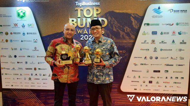 Wali Kota Padang, Hendri Septa bersama Hendra Pebrizal (Dirut Perumda Air Minum Padang), usai menerima penghargaan Top BUMD Awards 2023 di Jakarta, Rabu. (humas)