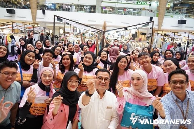 Peserta roadshow #SupportAllWoman &quot;Influencer Intimate Gathering&quot; yang diselenggarakan di Atrium Paskal Hyper Square Bandung, Kamis 14 April 2023, foto bersama dengan narasumber Ketua POGI Jawa Barat,  Dr. dr. RM. Sonny Sasotya, Sp.O.G. (istimewa)